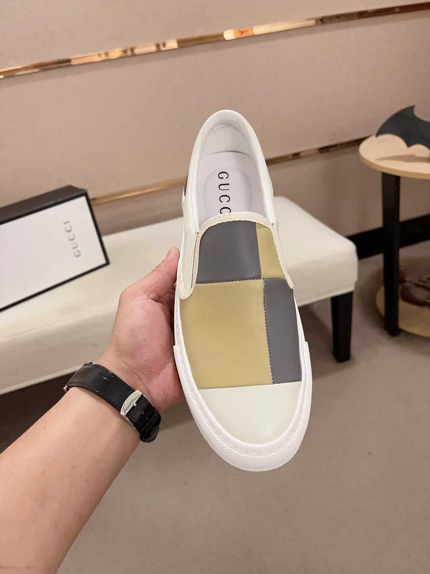 Men's shoes💰 440💰The new GUCCI (Gucci) counters are launched simultaneously. The new men's shoes, 😘fabrics are selected from imported cowhide, and the lining is sheepskin lining. 👍🏿 High-end ☄️ air-cushion molded anti-slip rubber outsole, exquisite lines, simple and elegant, comfortable and high-end for leisure travel. Code number: 38 to 44 (45 can be customized and cannot be returned or exchanged)
